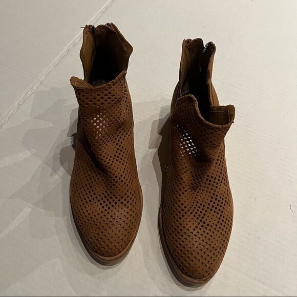 Dolce Vita booties rich chocolate brown color perforated 6.5 padded footbed - Picture 1 of 11